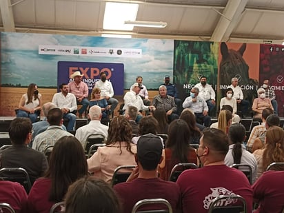 Reconocen a productores en arranque de la Expo Agroindustrial