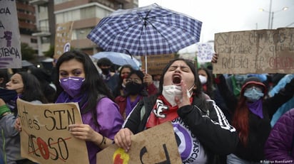 Feminismo de Ecuador marcha contra el racismo durante la protesta indígena