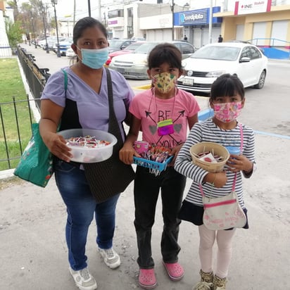 Con la venta de paletas de dulce busca sostener a sus cuatro hijos, y no abandonen la escuela