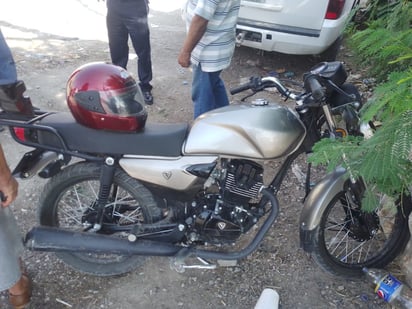 Motociclista es embestido por camioneta en la colonia San Miguel de Monclova