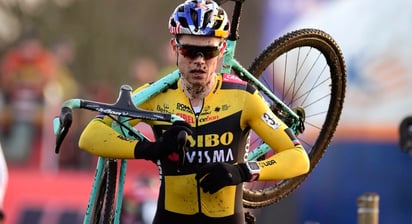 Van Aert, sancionado por lanzar desechos fuera de la zona autorizada