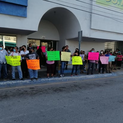 Se manifiestan vecinos de Frontera, exigen la renuncia del gerente de SIMAS