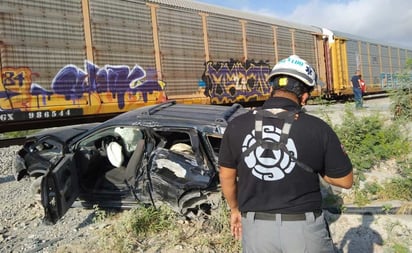 Mujer intenta ganarle el paso al tren en Nuevo León; mueren 2 menores