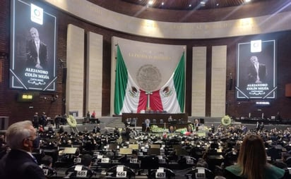 Rinden homenaje de cuerpo presente en San Lázaro a Alejandro Colín