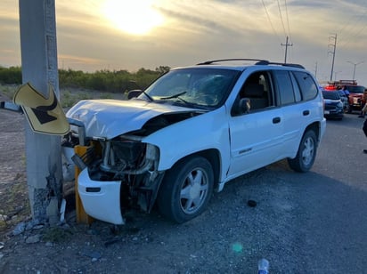 Conductor resulta lesionado tras chocar con poste en la avenida Montessori de Monclova 