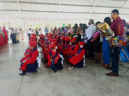 Directivos felicitan a alumnos al culminar cursos en pandemia