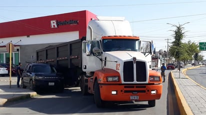 Trailero provoca choque en la colonia Guadalupe de Monclova 