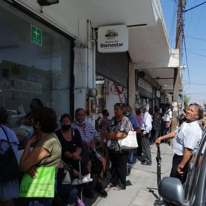 Abuelitos hacen largas filas para cobrar beca 65 y Más