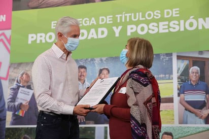 Entrega mil títulos de propiedad a familias en municipios de Edomex