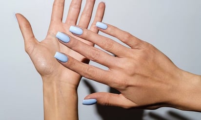 Uñas color azul: la tendencia para destacar