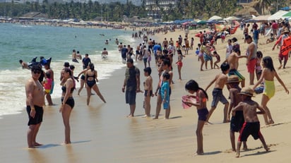 Estudiantes y maestros alistan sus maletas para vacacionar