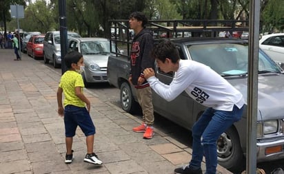 Jóvenes raperos motivan a niños a vacunarse en SLP