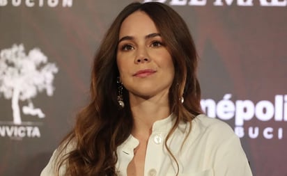 Camila Sodi y enloquece a fans con traje de baño rojo