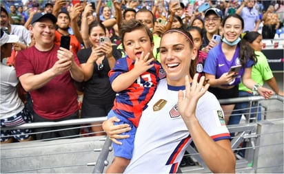 Alex Morgan cumple el sueño del pequeño fan en Monterrey