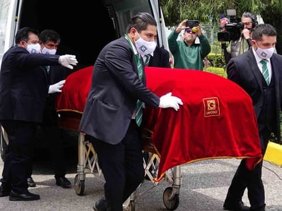 Arriba cuerpo de Echeverría a funeraria en Santa Fe