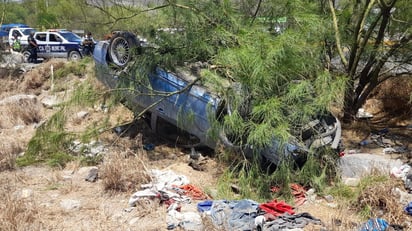 Conductor vuelca por manejar a exceso de velocidad en los límites Monclova-Castaños