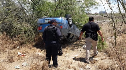 Conductor vuelca por manejar a exceso de velocidad