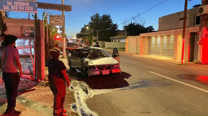 Aparatoso choque deja un lesionado y daños cuantiosos además de una fuga de gas