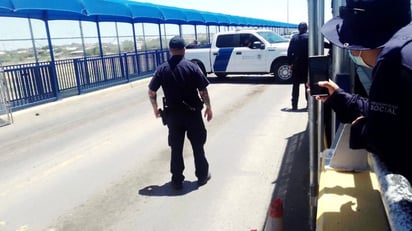 Migrante intenta cruzar por el puente l a EEUU. y causa el cierre del mismo