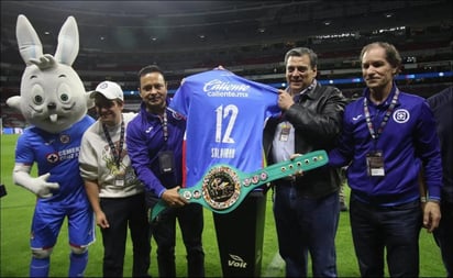 Cruz Azul recibe cinturón verde y oro del CMB por sus 95 años