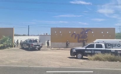 Hallan cuerpos dentro de vehículo estacionado en un hotel de Sonora