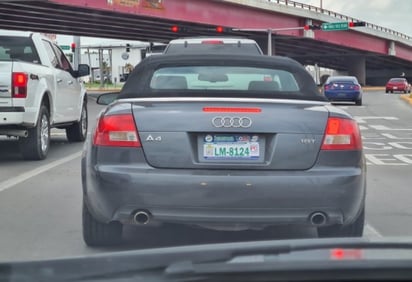 Organizaciones estafaron a dueños de autos 'chocolate', les otorgan placas de cartón