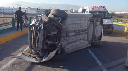 Auto vuelca en el puente del libramiento Carlos Salinas de Gortari