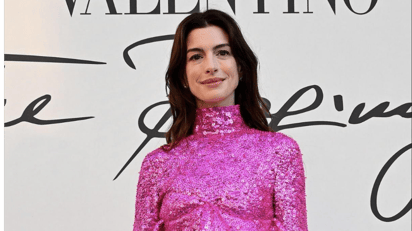 Anne Hathaway aparece al estilo de Barbie, en desfile de Valentino