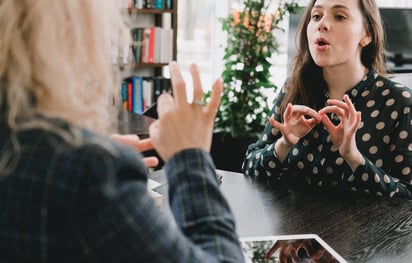 Proyectos de ley buscan cuidar a mujeres de la violencia digital en Argentina