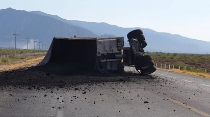 Tráiler con graba vuelca en la carretera 30 y cierra la circulación