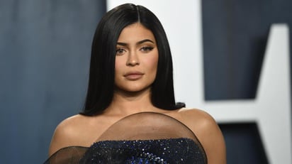 Kylie Jenner destaca con vestido negro