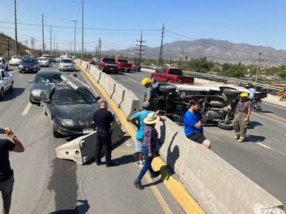 Caos vial genera un choque volcadura 