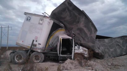 En la carretera 30 vuelca tráiler con graba