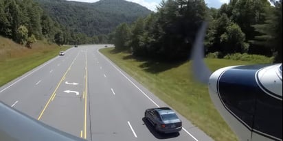  Avión aterrizó de emergencia en medio de la autopista