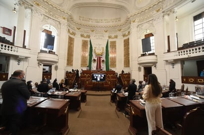 Diputado deja pasar a quinceañera al Congreso CDMX para tomarse foto