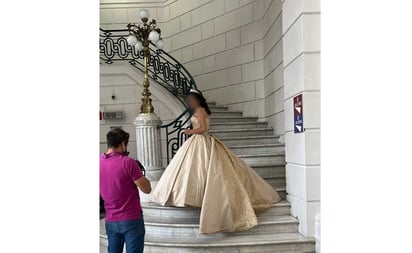 Diputado deja pasar a quinceañera al Congreso CDMX para tomarse foto