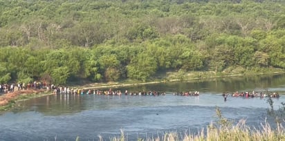 Miles de migrantes cruzan a Eagle Pass desde Río Bravo, guiados por coyotes 