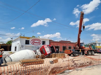 Revolvedora colapsa en trabajos del puente Peatonal de Frontera