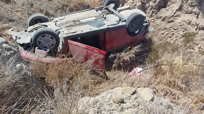 Aparatosa volcadura en la carretera Saltillo - Monclova