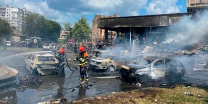 20 muertos y 90 heridos en ataque ruso  al centro de Ucrania