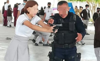 Policías ‘prestan’ armas a estudiantes de secundaria de Guanajuato; abren investigación