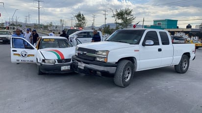 Choque entre camioneta y taxi deja dos lesionados