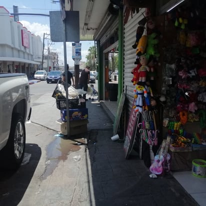 Agua, basura y bloqueo de calles en pleno Centro Histórico de Monclova