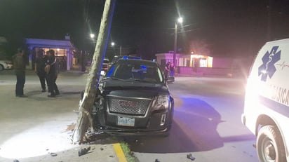 Ebrio conductor estrella camioneta en poste de la colonia Obrera de Monclova