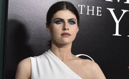 Alexandra Daddario presume su tonificada silueta con bikini en Hawái