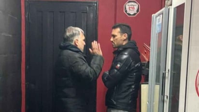 Tata Martino captado en Argentina, en charla con Lionel Scaloni en duelo Newells vs Racing