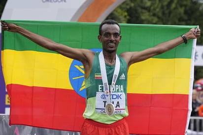 Tamirat Tola lidera el doblete etíope en el maratón de los Mundiales