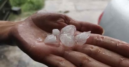 Lluvia sorprende a habitantes de Santa Catarina, Nuevo León