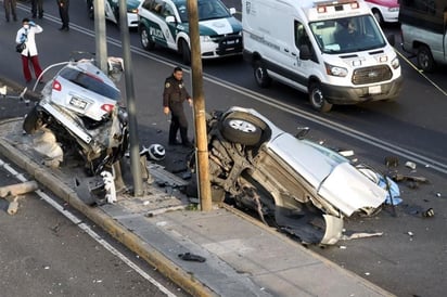 Auto se parte en dos tras chocar contra poste en la GAM; hay dos muertos 