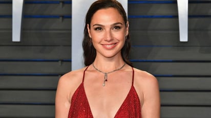 Gal Gadot, una mujer elegante en zapatos de piso 